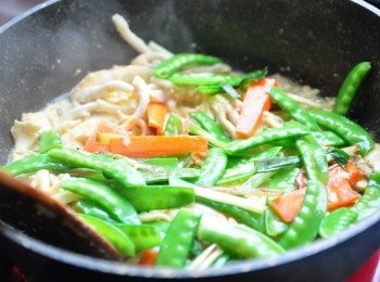 step5: 最後放入荷蘭豆略拌炒即可起鍋