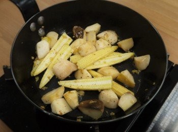 step2: 步驟2：
將吐司放進蛋液中浸泡，取炒鍋放入奶油熱鍋，加入蒜末炒香後，放入杏鮑菇與玉米筍拌炒至表面焦黃，撒上1小匙黑胡椒粉取出備用。