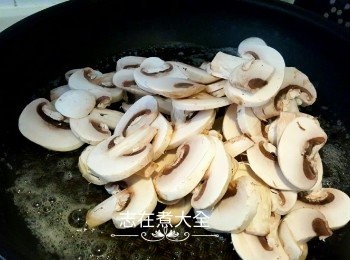step4: 中大火下牛油燒熱鍋，加入磨菇炒約3分鐘至軟身，加入海鹽及黑胡椒調味