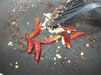 step4: 接著炒乾辣椒及蒜末!!