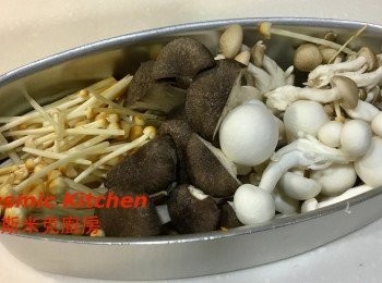 step2: 胡蘿蔔切厚片；薑黃切片；香菇不用洗、切除底部、用手撥散即可；蒜切片