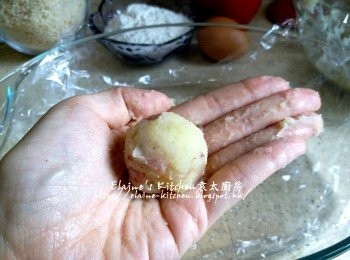 step5: 器皿內放上保鮮紙 , 將適量份量的薯蓉搓圓放上保鮮紙上