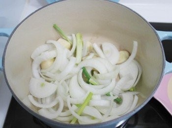 step2: 鍋中放些許油後加入蔥.薑.蒜.洋蔥一起炒~~