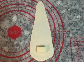 step13: 在較寬的這頭放入起司,