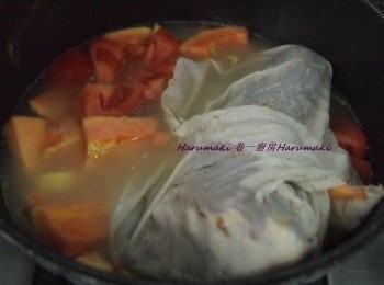 step3: 熱鍋少油大火放薑片, 放鯇魚尾略煎兩面, 倒入清水, 把鯇魚尾放入魚湯袋, 放入木瓜, 蕃茄, 陳皮, 薑, 上蓋慢火煮20分鐘, 熄火焗20分鐘