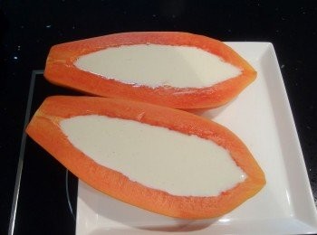 step8: 香草奶酪液稍微冷卻後,再倒入木瓜裡,完全冷卻後再放入冰箱冷藏4小時以上做定型。(由於木瓜需要切塊享用,冰久一些會更定型)。