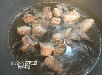step1: 豬肉切塊，用滾水川燙後，再用自來水將浮沫沖洗乾淨
