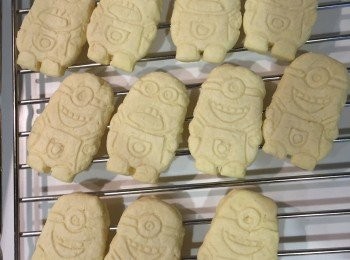 step10: 焗好已印有Minion公仔印的曲奇非常受小朋友歡迎呢！