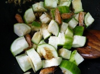 step3: 第2步驟材料全爆香後下絲瓜拌炒