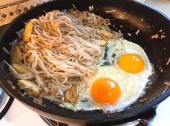 step3: 把粉撥在鑊的一邊，再下多少少油，油熱後，加蛋，讓蛋稍稍定形。