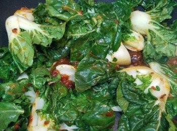 step4: 落菜將醬炒香啲菜，落半煲滾水。
先加豆腐皮，豆腐，同冬菇( 比多啲時間佢吸味)，等豆腐皮入面嘅年糕已經林身， 之後加蝦同豚肉，一半熟時，再加海苔，泡菜喺面，攪掂。