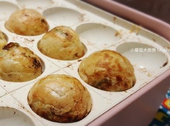 step3: 約5分鐘，看到丸子底部開始成形，然後用章魚燒棍慢慢翻轉小丸子