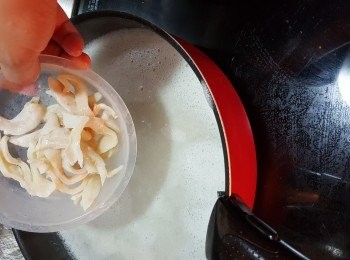 step8: 再加入已經發好及剪成粗條的花膠煮15分鐘待用