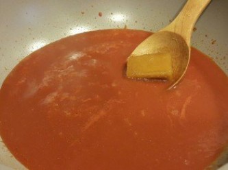 step5: 同時準備汁，把茄蓉，醋，酸梅蓉加大半碗水略煮，落一片片糖，試味，加入茄汁以提升顏色，再試味後，逐少加入片糖或茄汁調節酸甜度
