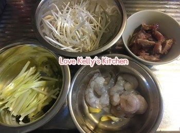 step1: 將急凍蝦仁解凍，再用少許鹽醃10分鐘再去腸冲洗備用；