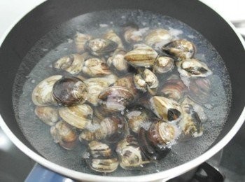 step1: 取一小鍋倒入500cc的水煮滾後放入吐沙後的蛤蠣~~ 將蛤蠣煮至殼全開!!!
