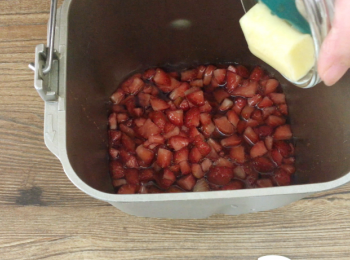 step7: 及牛油，倒入麵包機內鍋中。