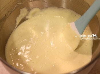 step9: 一口氣將牛奶液倒入，與麵糊拌至滑順即可。