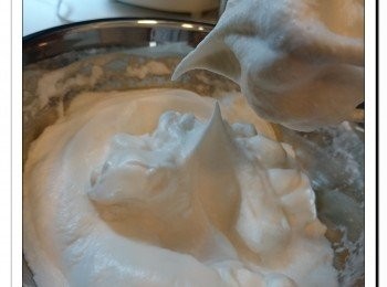 step3: 再打1分鐘左右, 加入餘下糖。停機提起打蛋器, 蛋白尖端筆挺企身即可。(倒轉碗也不會跌下來的狀態)完成後放雪櫃備用。