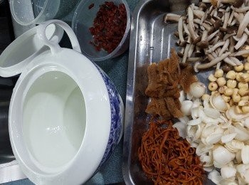 step5: 預備好所有材料:杞子略浸軟,竹笙切段,將所有材料放入燉盅內,(杞子除外)加入1100g熱水,先燉1小時,再加入杞子燉多20分鐘,落鹽調味即可