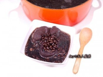 step5: 這碗黑豆豬腳湯經過燉煮後,有著特別一番風味~