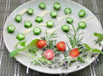 step8: 秋葵含有黏液可幫助消化健胃整腸，可預防大腸癌，亦可以使糖尿病的症狀減輕，血糖較易得到控制，淋上【桂冠沙拉】與味噌等醬汁調製的日式風味醬，好吃又養生喔!