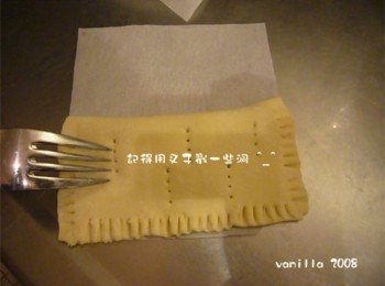step4: 也可以包成長方形的，用叉子壓出紋路順便黏合派皮