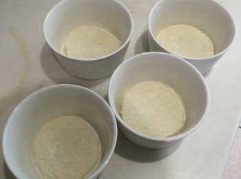 step2: 把土司依照小圓杯的大小壓出來
放入圓杯底部(如果有其他形狀的烤皿想試試看也可以唷)