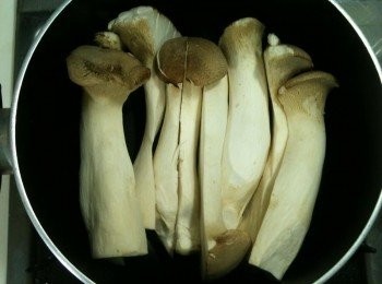 step2: 取出湯鍋，將步驟1的杏鮑菇平舖放入。