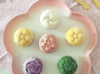 step9: 月餅模具內掃上少許熟糯米粉，用力壓好花紋圖案便完成了。