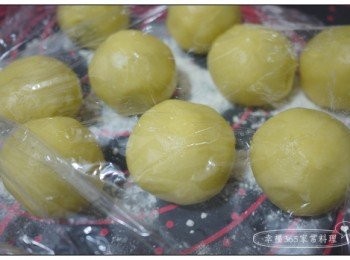 step13: 麵團整成圓厚片之後包入棗泥核桃內餡，將外皮慢慢以虎口旋轉的方式推至頂部，收口。