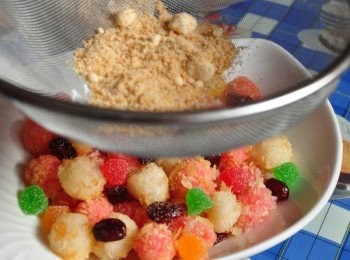 step12: 再來用篩網輕輕拍灑花生粉