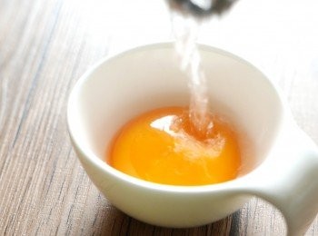 step8: 把蛋黃和水(<span class="group_3">B</span>)拌勻成蛋漿。