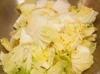 step2: 接著加入大白菜拌炒。