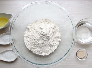 step3: 準備一個大調裡碗。放入麵粉。