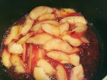 step2: 糖和桃汁混合及越來越濃，像打了茨一樣。