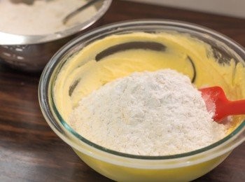 step3: 中筋麵粉先和米粉拌勻，分 4 – 5 次篩入牛油中，每加入一次粉類材料後用刮刀拌勻。