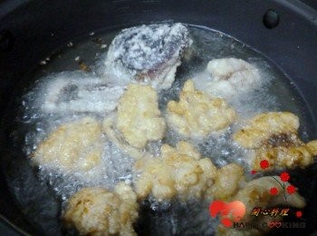 step6: 用大火炸至金黃取出 (魚骨也可用同樣的方式炸至金黃 )