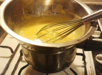 step2: 檸檬餡料做法：先將全蛋，蛋黃，糖，檸檬汁及檸檬皮拌勻，然後用隔水加熱法煮十分鐘，不停攪拌，煮至稠身。待涼備用