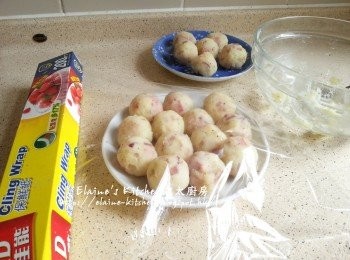 step5: 將適量份量的薯蓉搓圓 , 放上碟後蓋上保鮮紙放入雪櫃靜待30分鐘