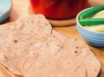 step6: 熱平底鑊，無需落油，小火煎烘到薄餅2面起泡