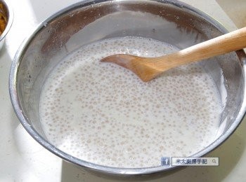 step3: 把白砂糖和魚膠粉混合好，放入煮滾的椰漿裡拌勻至糖和魚膠粉全溶，待涼。然後把西米加入漿液裏攪勻成糕糊。