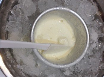 step2: 見到容氣開始結霜便可倒入淡忌廉、煉奶、牛油、雲尼拿香油用膠刮刀拌勻輕微撥打空氣入內