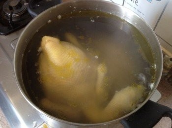 step4: 將雞放進， 雞肚向下，立即蓋上煲蓋及轉小火(不用待水滾)煮5分鐘，再熄火焗45分鐘 (其間絕不能開蓋)。