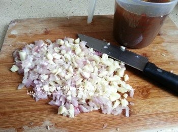 step4: 蒜頭 , 乾蔥頭去衣後剁成細粒 , 咖哩汁的全部材料加入水拌勻