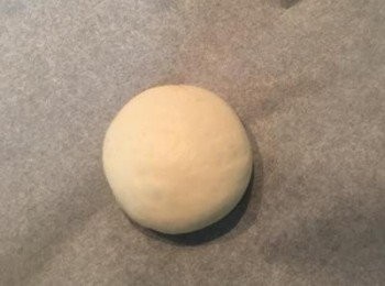 step12: 包好的開口要捏緊，朝下放在墊了烘焙紙的烤盤上，並稍微的壓扁。依序完成後，放入未預熱的烤箱中進行第二次發酵，約需30分鐘。