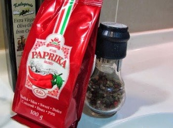 step3: 放洋蔥與番茄翻炒，這時加入重要的匈牙利紅椒粉!!