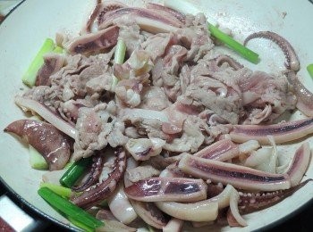 step3: 五花肉下鍋拌炒