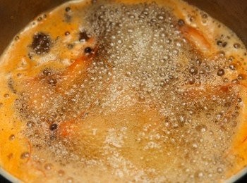 step5: 爆香後加入水、淬釀醬油露北海道昆布、糖、米酒一起煮滾後，之後再和手工海老丸子一起盛盤就完成了。