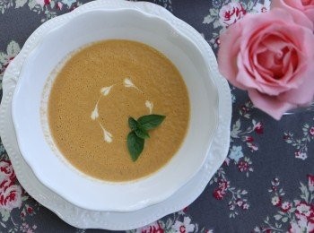 step5: 將湯倒碗，再放上一片羅勒葉裝飾,即可趁熱享用。